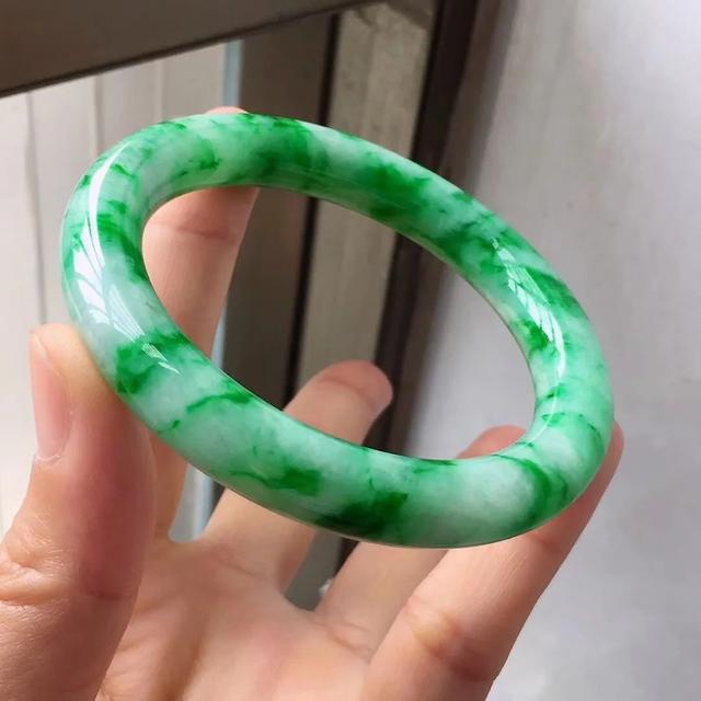 翡翠行情一路走高，各方因素追捧，近些年翡翠价格上涨了多少？  第1张