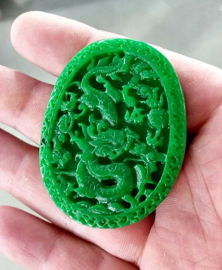 在珠宝界有一种翡翠叫铁龙生，同样是阳绿价值相差万里，你知道么  第5张