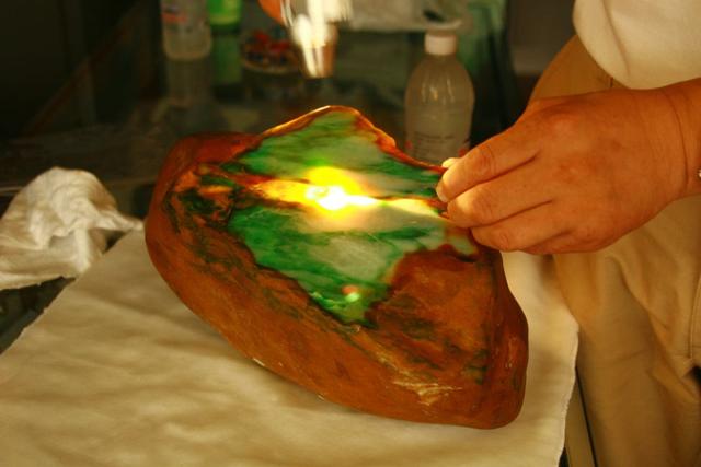 买翡翠手镯注意什么翡翠的特殊性决定价值  第1张