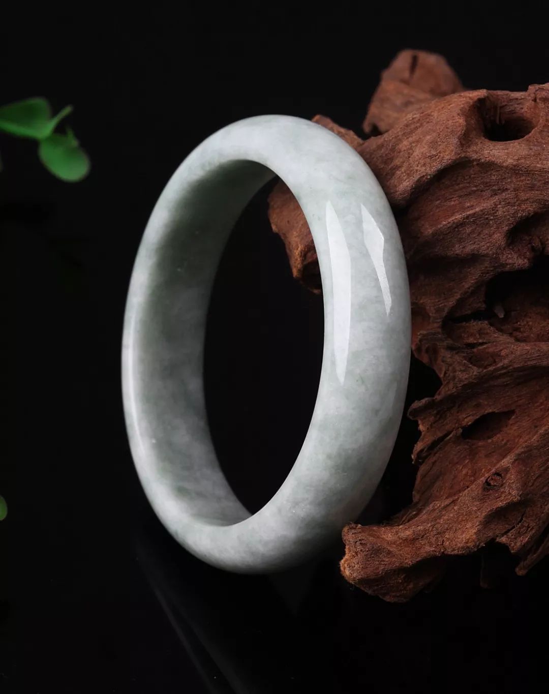 豆种翡翠手镯价格贵吗？快来了解一下豆种翡翠手镯的价格！  第2张