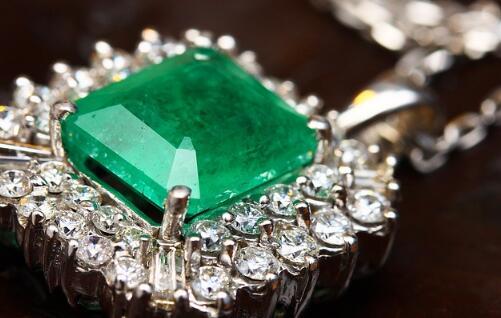 “东方瑰宝”翡翠价格一般多少钱一克？2018年市场行情会好吗？  第1张