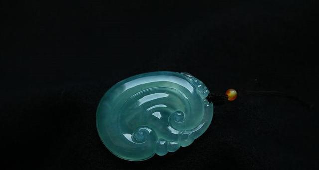 这种翡翠被称为翡翠界的“蓝色妖姬”，选得对不愁没升值空间  第5张