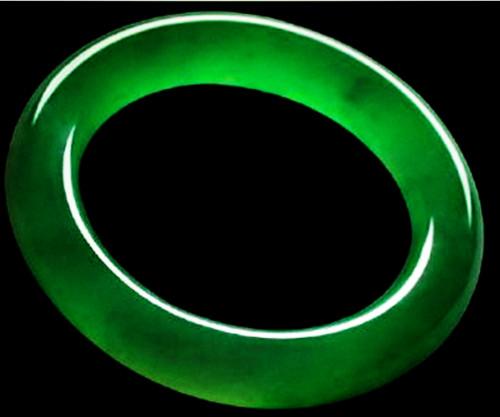 翡翠手镯透粉好吗玻璃种帝王绿翡翠价格一般多少钱？  第3张