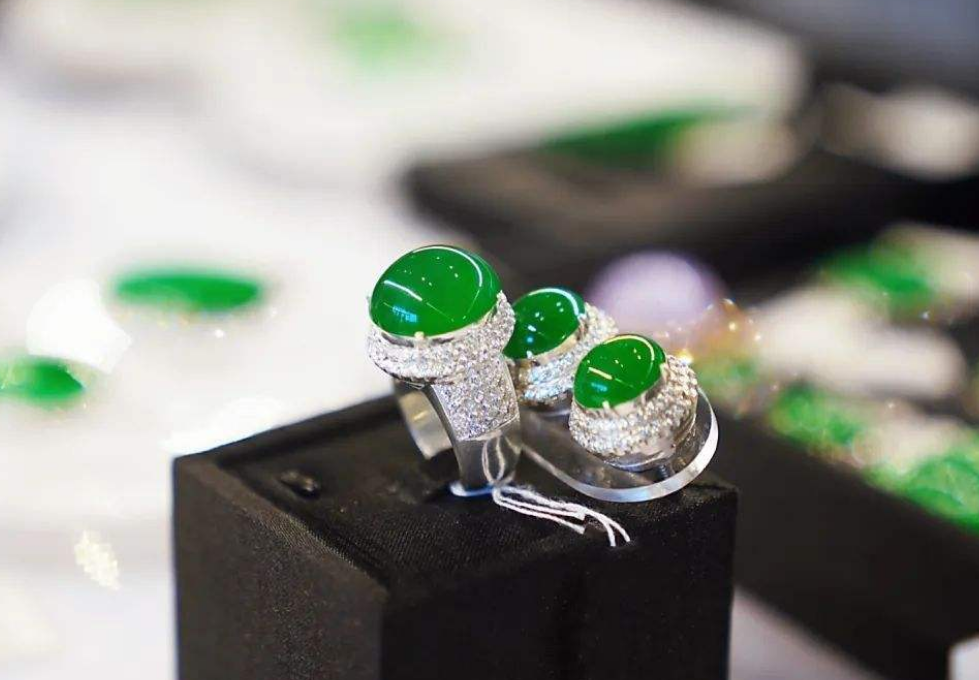 翡翠手镯通常为什么大家都不敢投资翡翠？价格跨度大，评估难度大，款式变化大  第7张