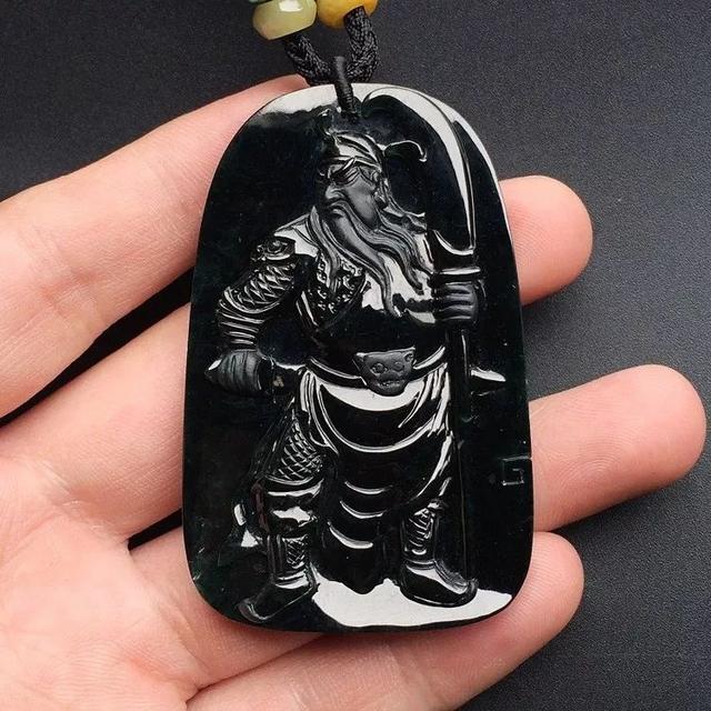 高级翡翠鉴定师绿到发黑的墨翠你见过吗？墨翠挂件的价格如何？  第3张