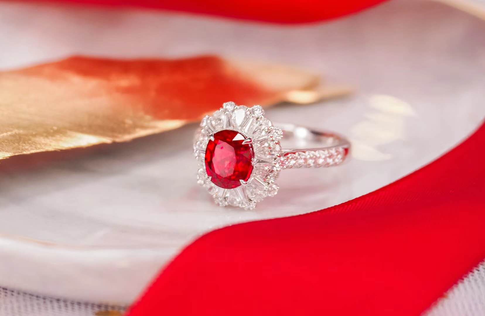 四色不透翡翠手镯红宝石的价格涨幅超过钻石的原因是什么  第4张