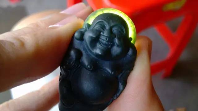 它是翡翠中的另类，一颗顶级要几百万  第2张