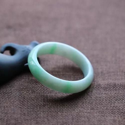 物价回到十年前？豆青翡翠手镯的价格让谁都能满意  第7张