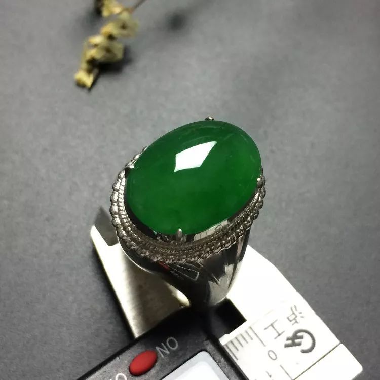 满绿翡翠一定值钱吗？满绿翡翠手镯贵在哪里？  第1张