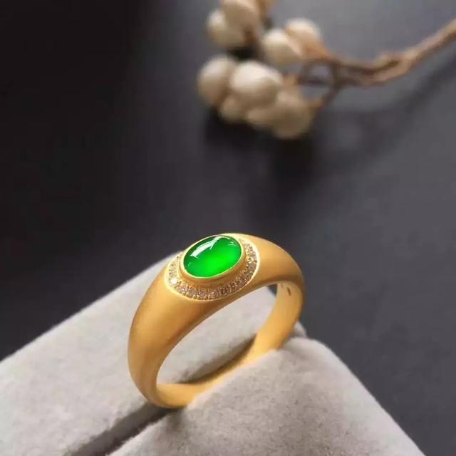 翡翠吊坠镶翡翠矿区即将停产？你的翡翠将价值连城？  第12张