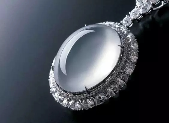 18k金和田玉项链小小翡翠拍出天价，这质地没谁了！  第4张