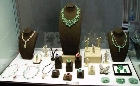 赌石 冰种翡翠翡翠渐渐转入淡季，很多翡翠都开始走向有价无市？  第12张