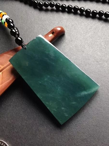 阳绿翡翠手镯圆条蓝水翡翠的价格如何？我们该如何挑选蓝水翡翠？  第4张