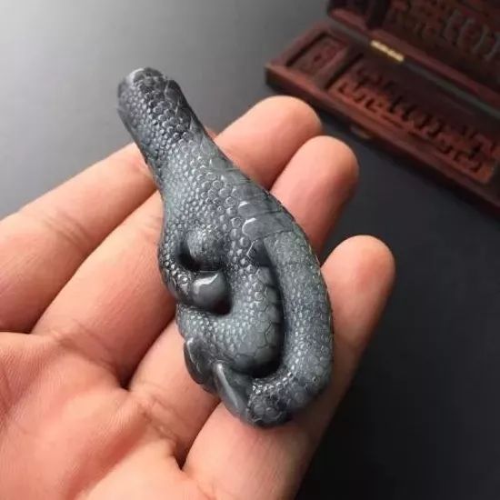 乌鸡种翡翠到底是不是“黑马”？它目前的市场前景如何呢？乌鸡种翡翠到底是不是“黑马”？它目前的市场前景如何呢？  第7张