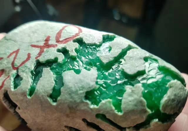 广州翡翠原石市场玻璃种帝王绿翡翠价格怎么样  第1张