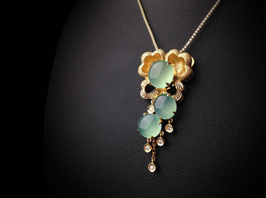 翡翠手镯通常为什么大家都不敢投资翡翠？价格跨度大，评估难度大，款式变化大  第8张