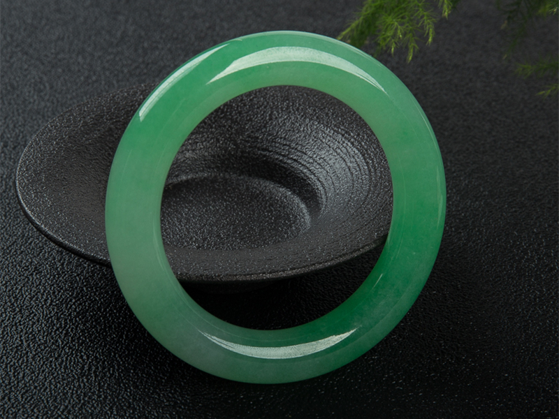 白瓷底翡翠原石图片中档翡翠也能升值！糯种翡翠怎么挑？  第6张