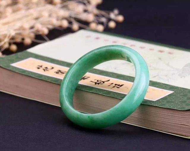 从备受瞩目到遭人嫌弃，经历高开低走后，白色翡翠终于再次逆袭！  第7张