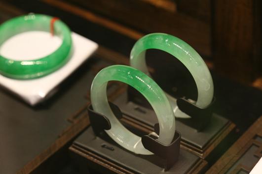 糯冰种漂花翡翠手镯价格如今的翡翠市场是怎么样呢  第4张