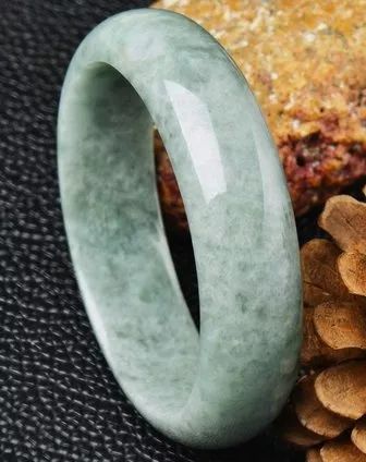 豆种翡翠手镯价格贵吗？快来了解一下豆种翡翠手镯的价格！  第8张