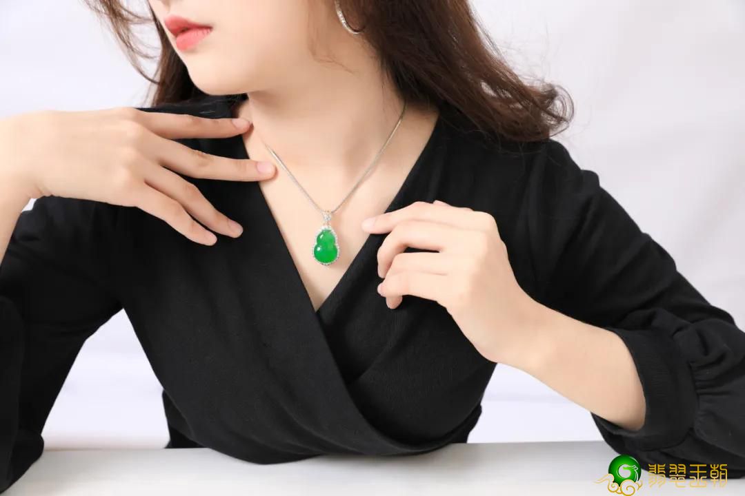 翡翠穿衣服记，看着你是妈妈還是后母？   第1张