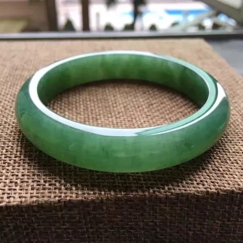满绿翡翠一定值钱吗？满绿翡翠手镯贵在哪里？  第7张