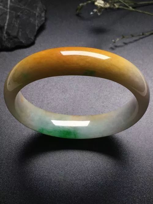 极品翡翠我们该如何看待黄加绿翡翠的市场价格的高低？  第7张