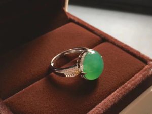 吉安玉器交易冰阳绿戒指蛋面   第3张
