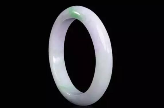 翡翠镯子区别春带彩翡翠戴久了会怎么样？有的“春”没了、还有的掉粉？  第2张