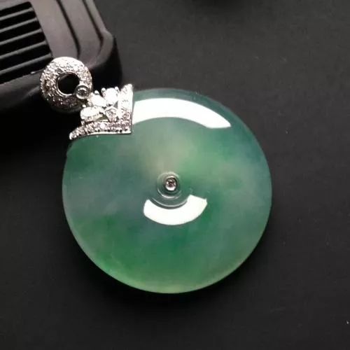 黄翡的价格高吗？黄翡与绿翡翠，哪种更好？  第1张