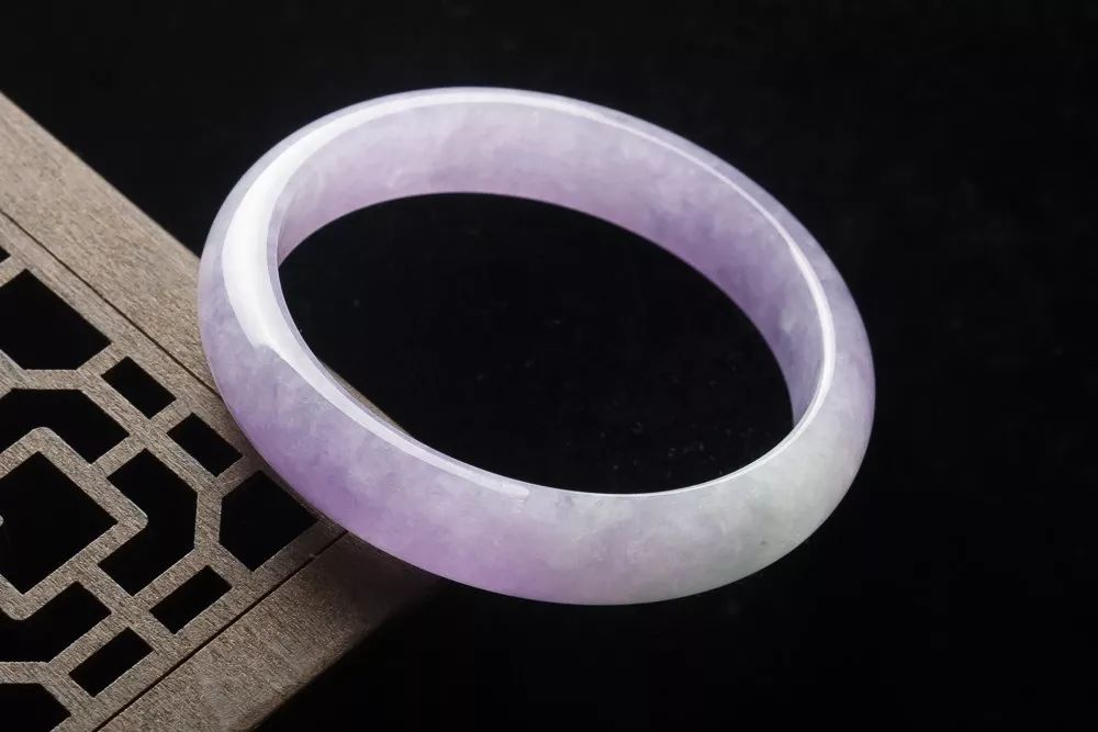 春带彩翡翠手镯价值高吗？为什么它会出现“见光死”现象  第5张