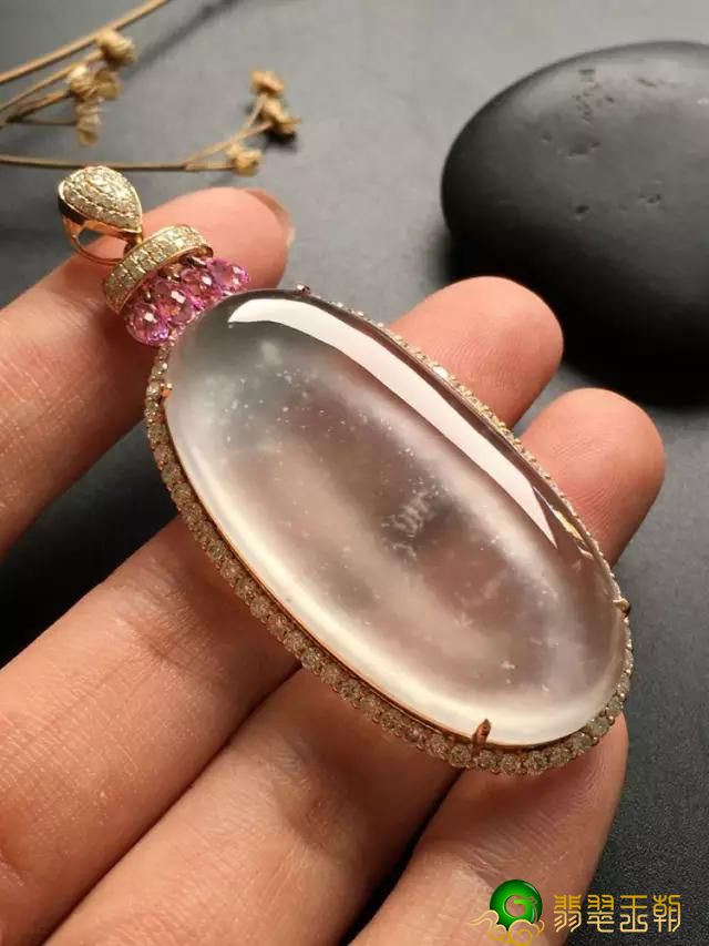 立在翡翠金字塔式顶部的玻璃种翡翠   第2张