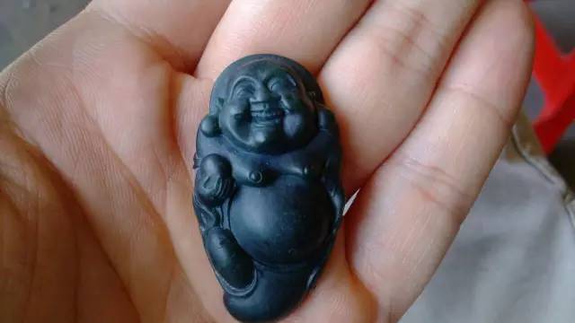 它是翡翠中的另类，一颗顶级要几百万  第1张