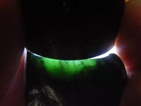 它是翡翠中的另类，一颗顶级要几百万  第5张