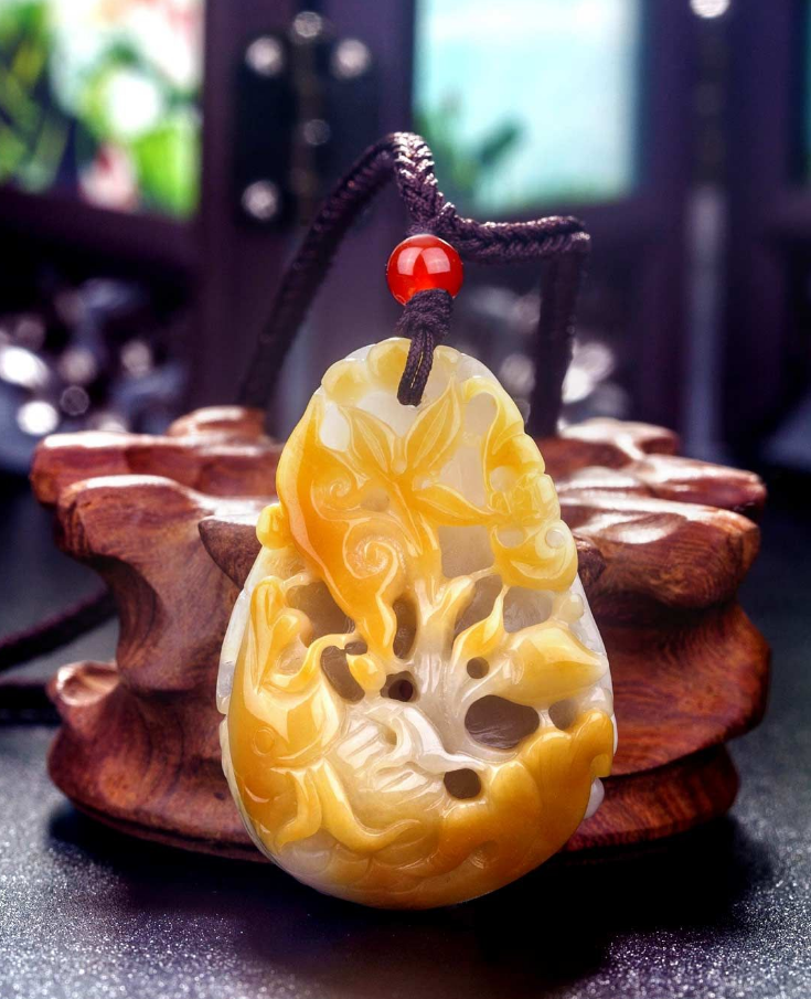 翡翠吊坠的鉴定风格庄严大气，被视为权力和财富的象征，黄翡的价格仍十分实惠  第4张