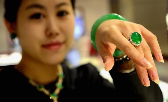 老帕敢翡翠原石特点翡翠价格逐年上升成为最热门投资收藏品远超古董字画，原因很简单  第3张