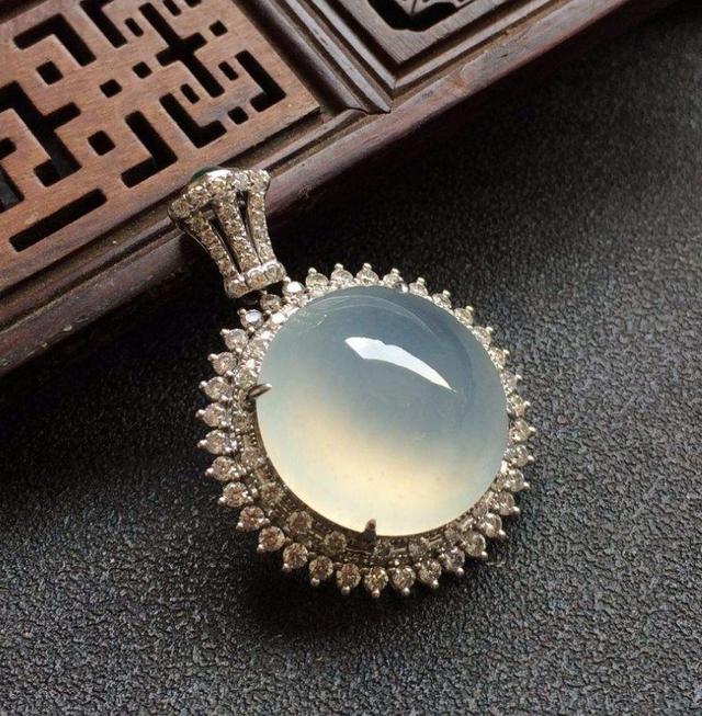 从备受瞩目到遭人嫌弃，经历高开低走后，白色翡翠终于再次逆袭！  第16张