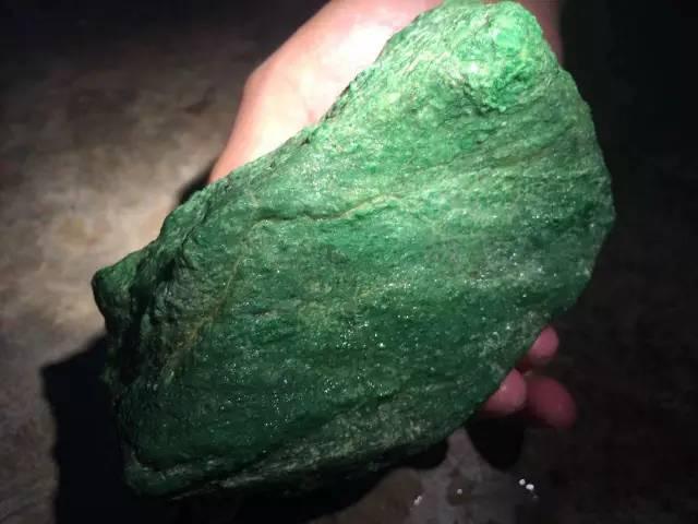 “绿色翡翠”都很值钱？错了！这2种翡翠即使满绿价值也不高  第2张