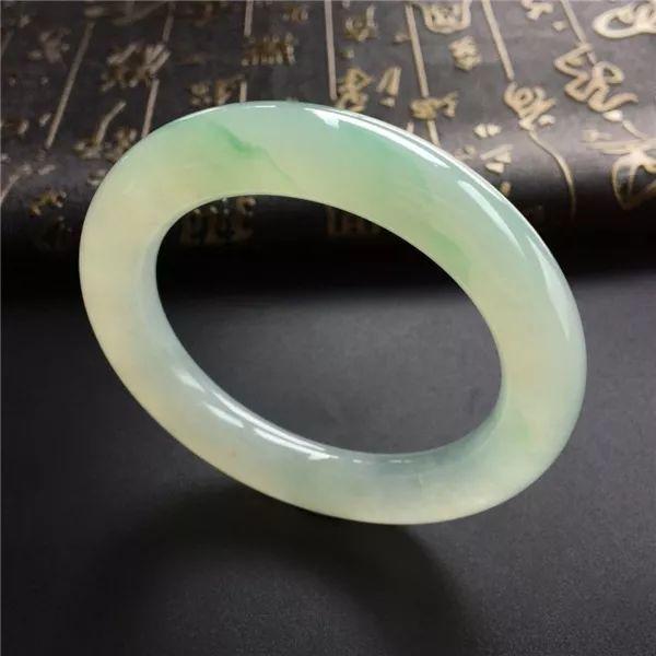 翡翠吊坠冰种价格冰种翡翠玉镯的价格如何？冰种翡翠是性价比最高的翡翠吗？  第4张