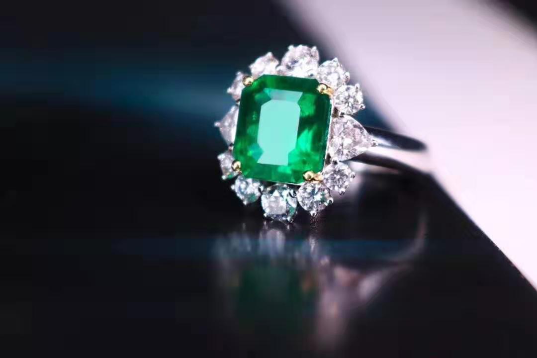 中国最大的玉器批发市场在哪里彩色宝石中祖母绿占据怎样的位置？  第3张