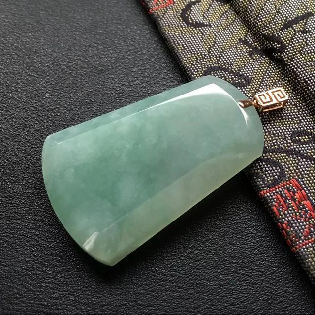 知道翡翠牌子有很多种主题，但你了解翡翠牌子的价格分级吗？  第13张