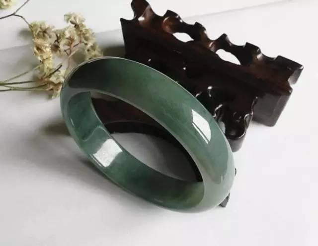 什么颜色的翡翠手镯最全翡翠品种大全，图文详解！  第13张