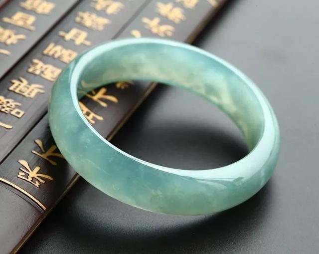 翡翠吊坠冰种价格冰种翡翠玉镯的价格如何？冰种翡翠是性价比最高的翡翠吗？  第7张