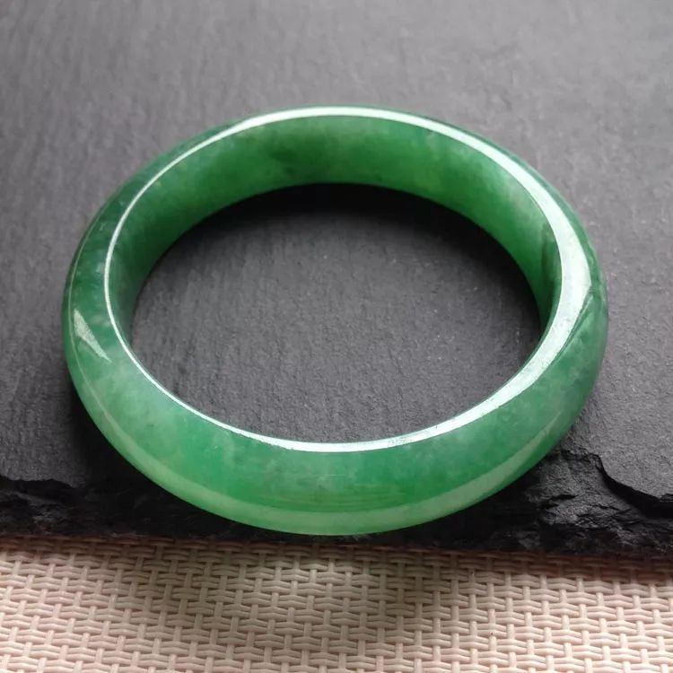 豆种翡翠手镯价格贵吗？快来了解一下豆种翡翠手镯的价格！  第6张