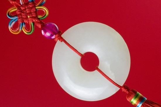 年轻女生戴翡翠项链平安扣佩戴禁忌，佩戴平安扣的注意事项   第2张