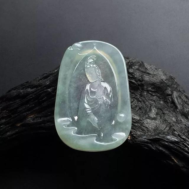 白色的翡翠价格贵吗？你会挑选吗？  第5张