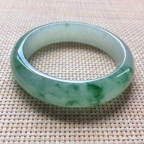 翡翠给人的感觉糯冰翡翠手镯颜值高、价格低，难怪成了女性朋友眼中的“白月光”  第6张