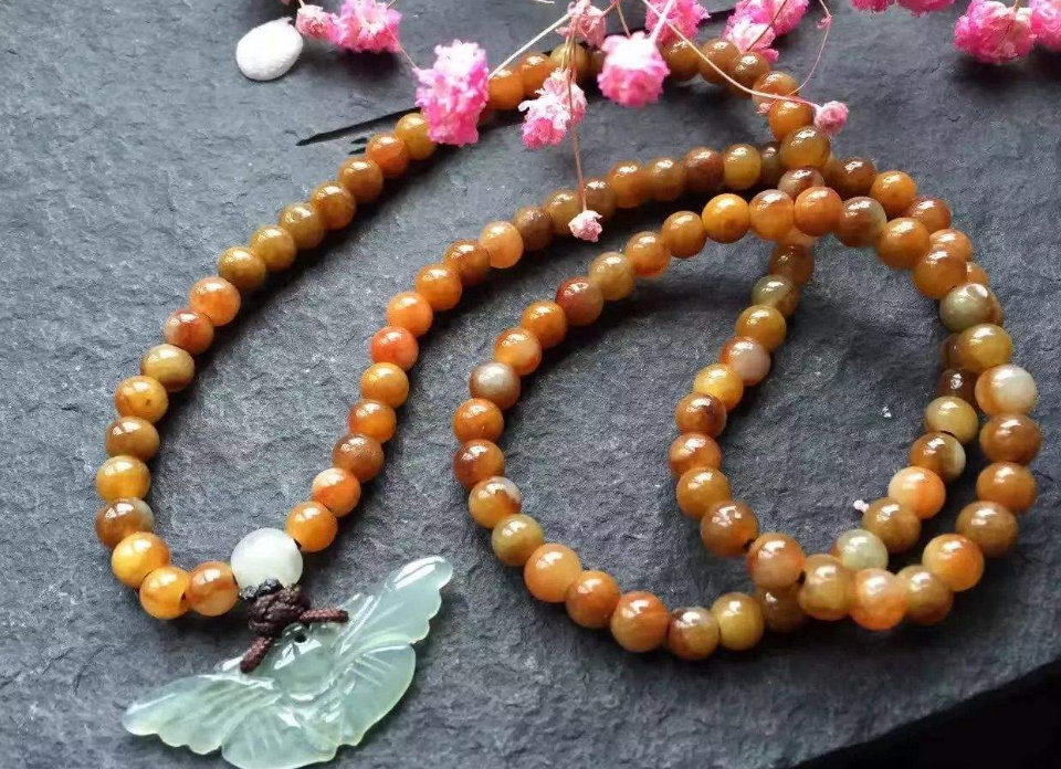 翡翠吊坠的鉴定风格庄严大气，被视为权力和财富的象征，黄翡的价格仍十分实惠  第1张