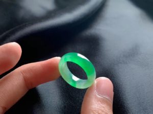 阳翠绿色的翡翠戒指   第2张