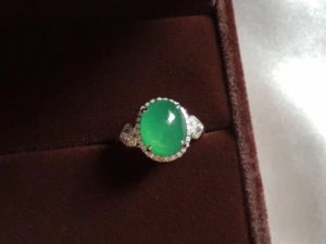 白冰种翡翠价格行情冰灵莹润的翡翠戒指种很老且细致盈润   第1张